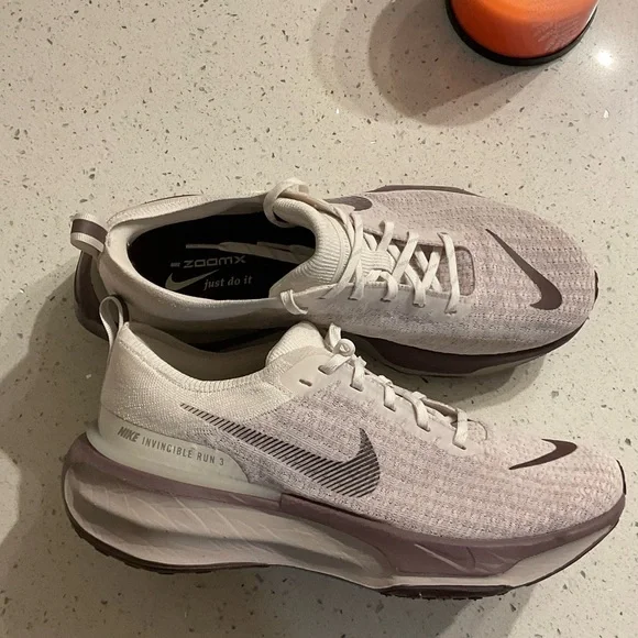 Nike ZoomX Cream and Maroon Running Shoes - Picture 5 of 7